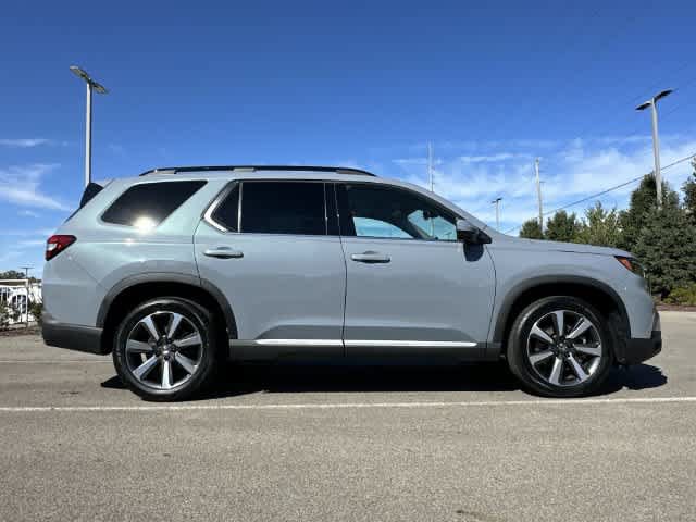 Used 2025 Honda Pilot Touring image 3