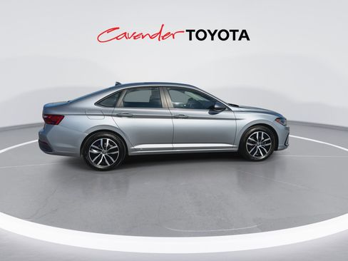 Used 2025 Volkswagen Jetta SE image 9