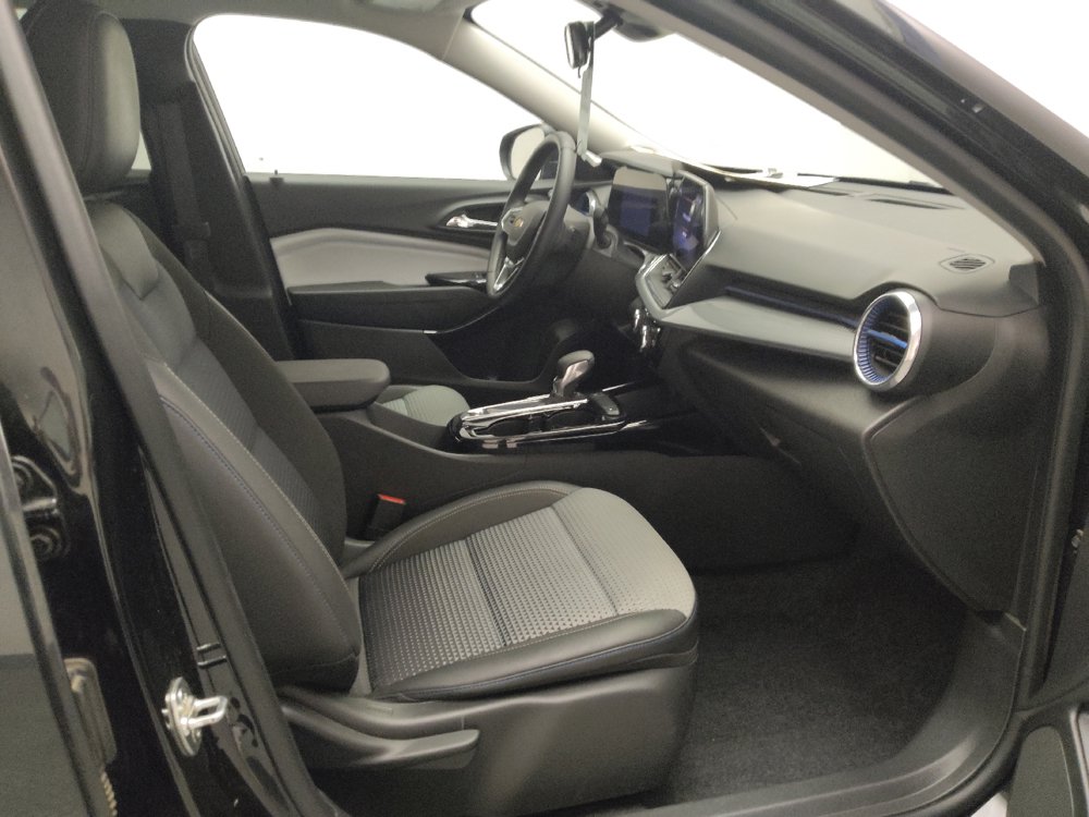 Used 2025 Chevrolet Trax LT w/ LT Convenience Package FWD image 21
