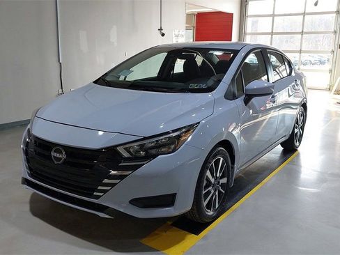 Used 2025 Nissan Versa SV w/ Trunk Package FWD image 18