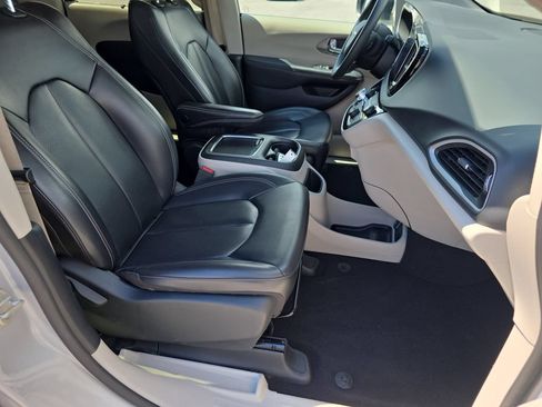 Used 2023 Chrysler Pacifica Touring-L FWD image 35