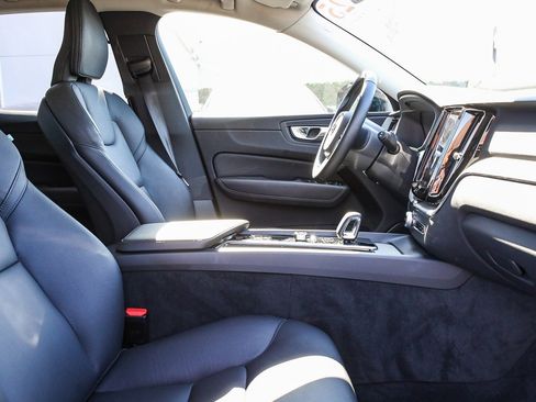 Used 2025 Volvo XC60 B5 Plus image 16