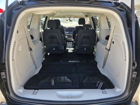 Used 2022 Chrysler Voyager LX image 27