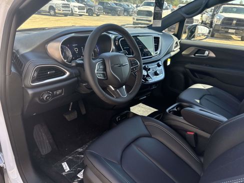 New 2026 Chrysler Voyager LX image 9