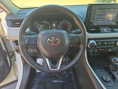 Used 2022 Toyota RAV4 XLE Premium AWD/4WD image 15