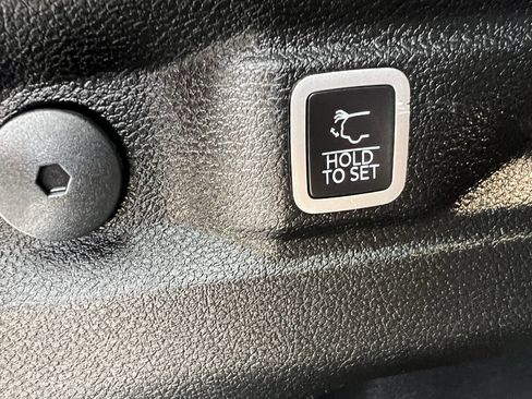 Used 2021 Jeep Grand Cherokee L Laredo image 32