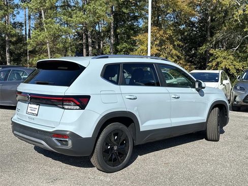New 2026 Volkswagen Taos SE image 5