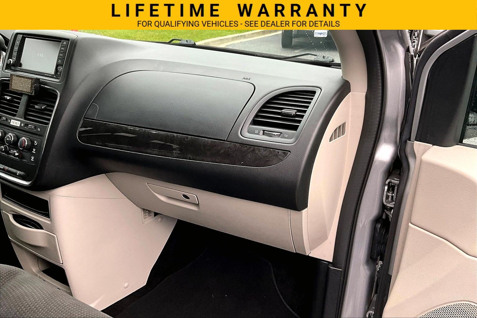 Used 2018 Dodge Grand Caravan SE FWD image 17
