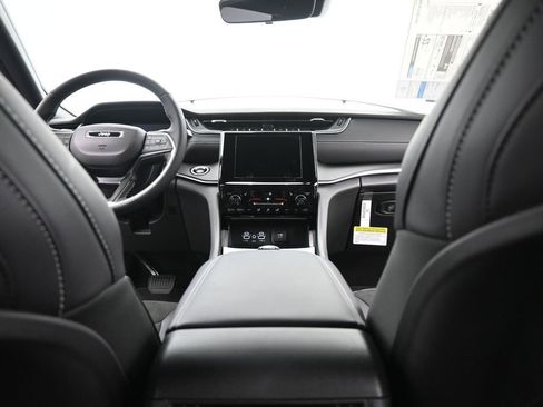 New 2025 Jeep Grand Cherokee Altitude image 24