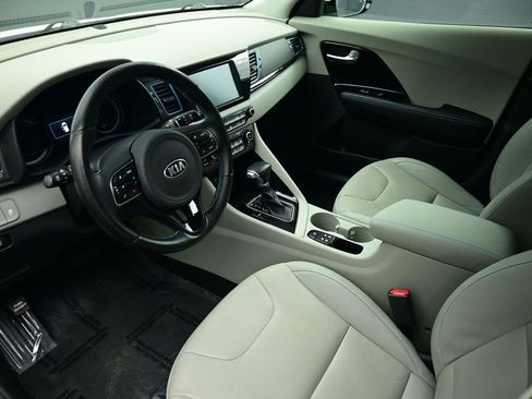 Used 2017 Kia Niro Touring image 18