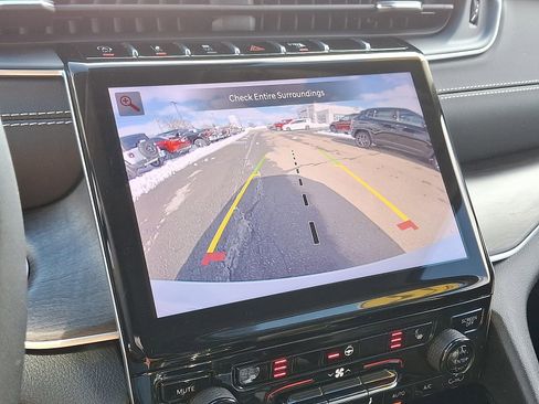 Used 2023 Jeep Grand Cherokee Limited w/ Black Appearance Package image 19