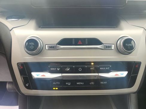 Used 2024 Ford Explorer XLT w/ Equipment Group 202A image 31