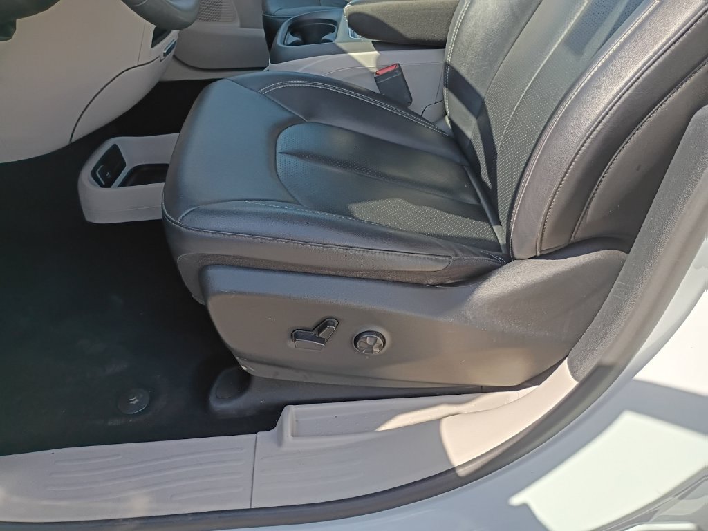 Used 2024 Chrysler Pacifica Touring-L FWD image 32