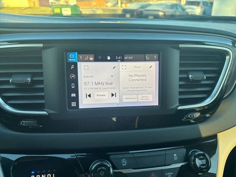 Used 2023 Chrysler Voyager LX image 21