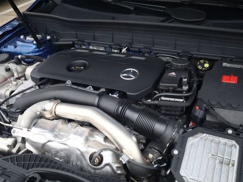 Used 2025 Mercedes-Benz GLB 250 4MATIC w/ Exclusive Package image 9