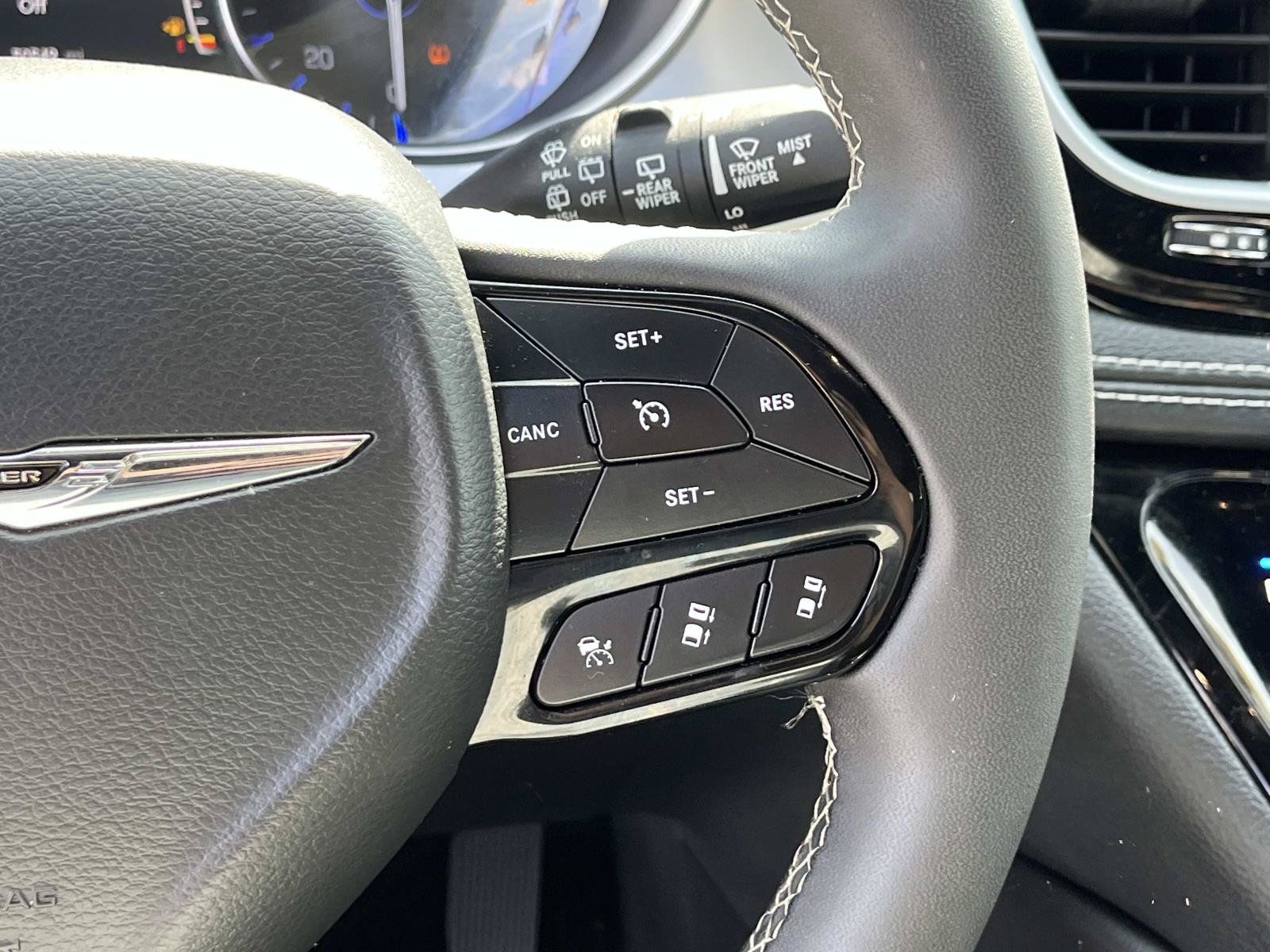 Used 2025 Chrysler Pacifica Limited FWD image 31