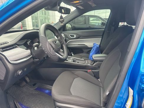 Used 2025 Jeep Compass Sport image 6