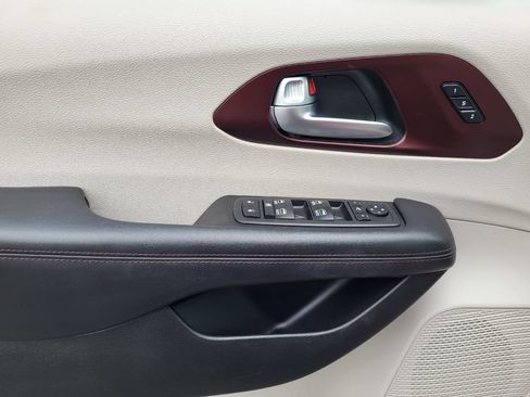 Used 2018 Chrysler Pacifica Limited FWD image 27