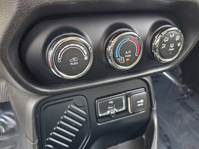 Used 2016 Jeep Renegade Latitude FWD image 25
