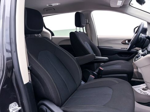 Used 2023 Chrysler Voyager LX image 32