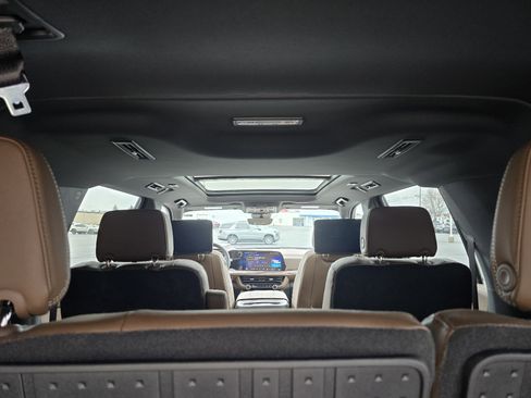 Used 2025 Chevrolet Suburban High Country image 18