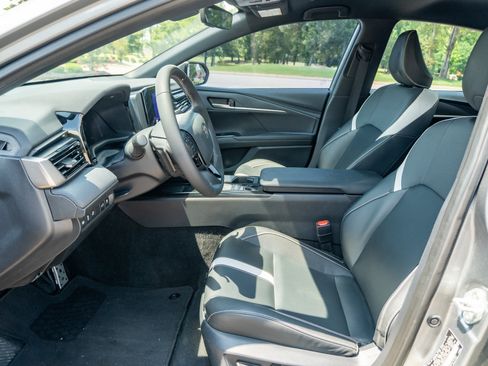 Used 2025 Toyota Camry SE w/ Convenience Package FWD image 12