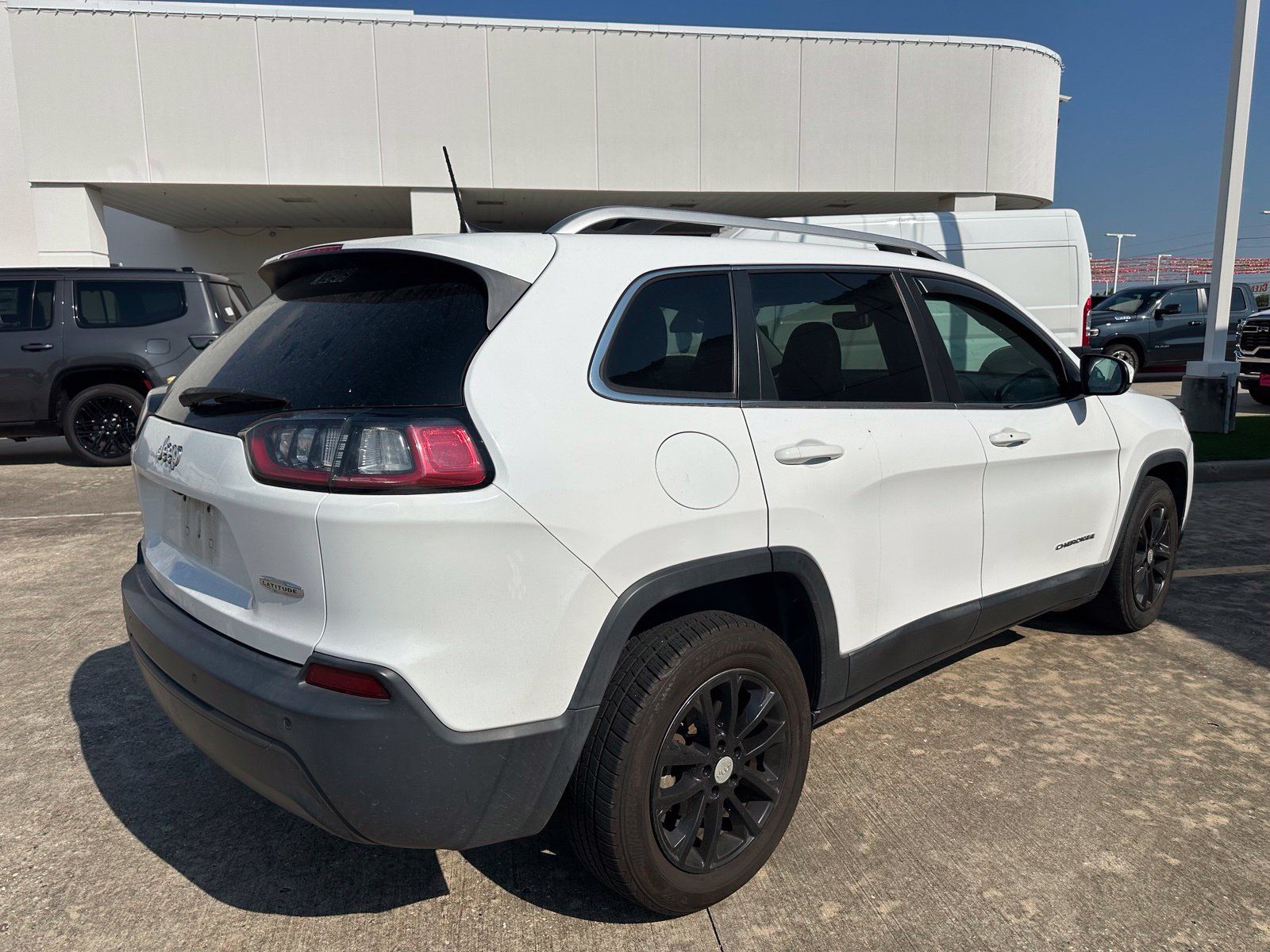 Used 2019 Jeep Cherokee Latitude Plus w/ Comfort/Convenience Group FWD image 7