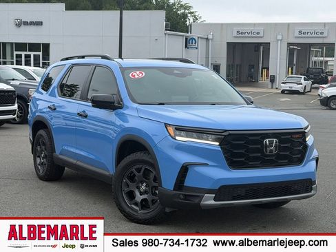 Used 2025 Honda Pilot TrailSport image 1