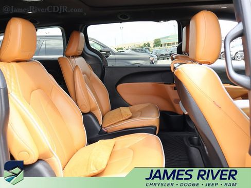 Used 2023 Chrysler Pacifica Pinnacle FWD image 11