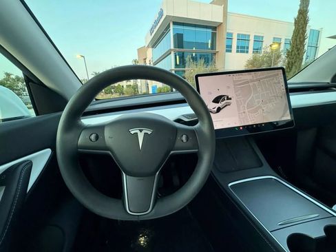 Used 2021 Tesla Model Y Long Range AWD/4WD image 17