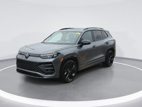 New 2026 Volkswagen Tiguan SE R-Line FWD image 8