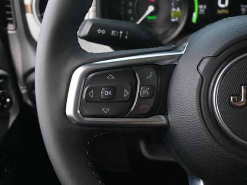 Used 2025 Jeep Wrangler Unlimited Sahara AWD/4WD image 18