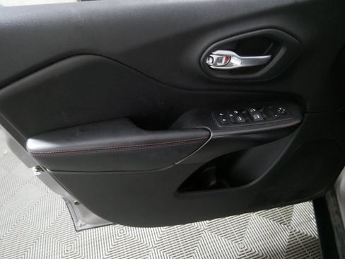 Used 2020 Jeep Cherokee Trailhawk w/ Cold Weather Group AWD/4WD image 15