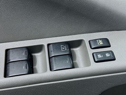 Used 2018 Nissan Frontier SV image 15