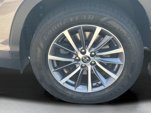 Used 2019 Toyota Highlander XLE AWD/4WD image 9