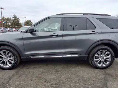 Certified 2022 Ford Explorer XLT w/ Equipment Group 202A image 5