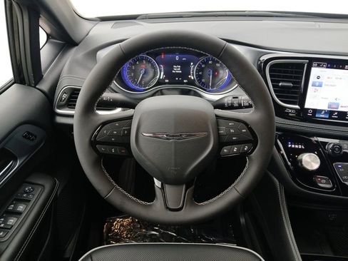 New 2026 Chrysler Pacifica Limited image 21