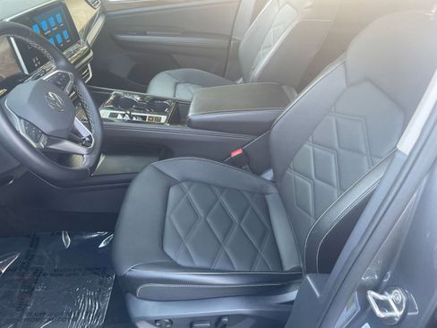 Used 2025 Volkswagen Atlas SE image 23