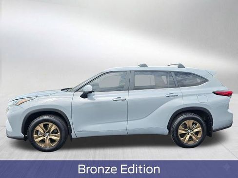Used 2023 Toyota Highlander Bronze Edition AWD/4WD image 3