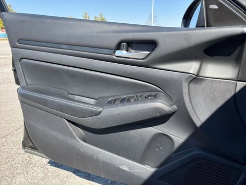 Used 2025 Nissan Altima 2.5 SV image 18
