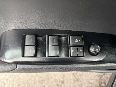 Used 2025 Toyota Camry SE image 17