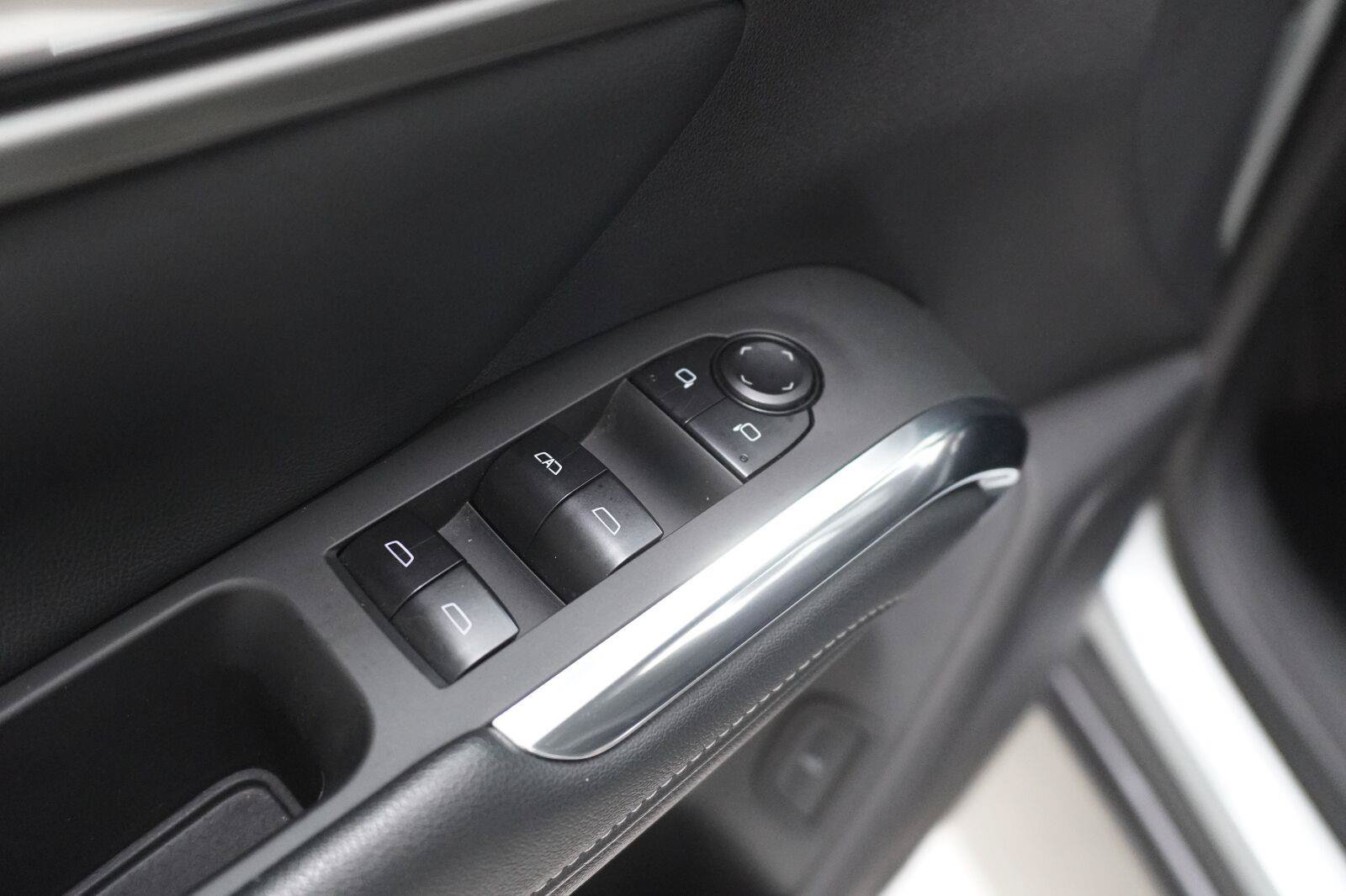 Used 2025 Chevrolet Traverse LT FWD image 7