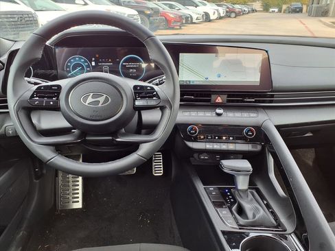 New 2025 Hyundai Elantra SEL image 3