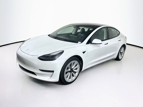 Used 2023 Tesla Model 3 Standard Range RWD image 3