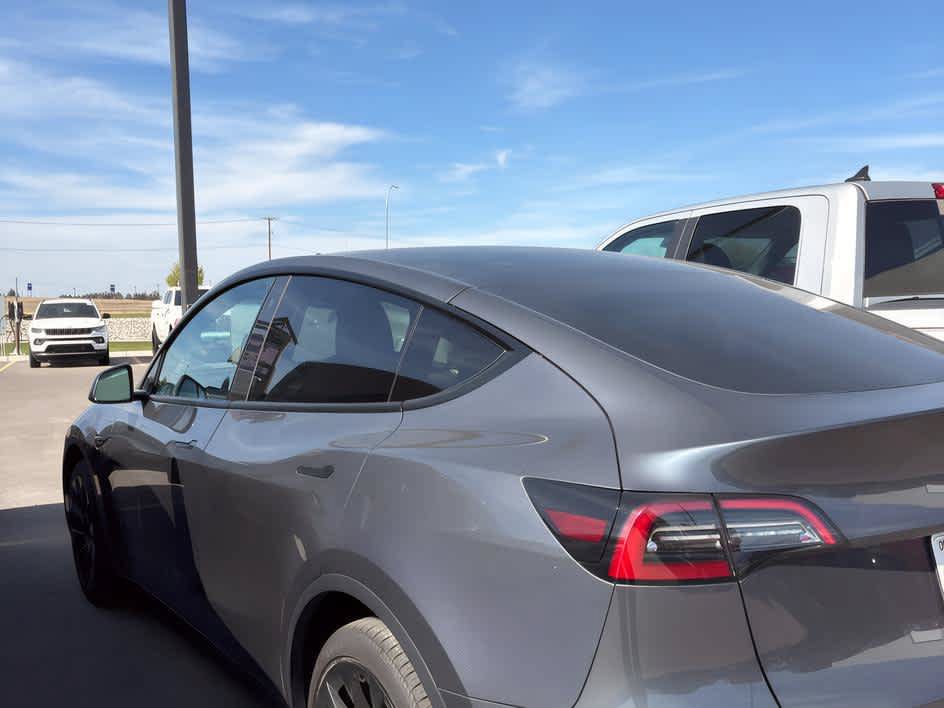 Used 2022 Tesla Model Y Long Range AWD/4WD image 3
