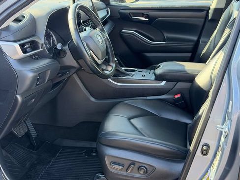 Used 2022 Toyota Highlander XLE FWD image 16