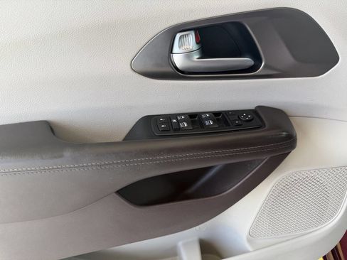 Used 2017 Chrysler Pacifica Touring-L Plus FWD image 8