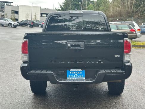Used 2021 Toyota Tacoma TRD Off-Road w/ TRD Premium Off Road Package image 4