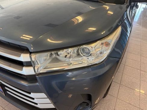 Used 2017 Toyota Highlander LE w/ Carpet Mat Package FWD image 11