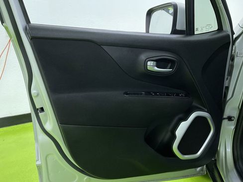 Used 2018 Jeep Renegade Latitude image 15